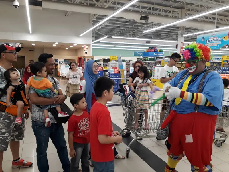 Badut Jim buat balloon twisting untuk kanak-kanak di event
