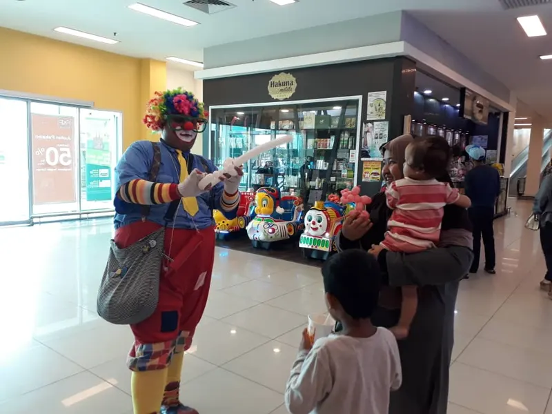 Badut Jim menghiburkan keluarga dengan belon