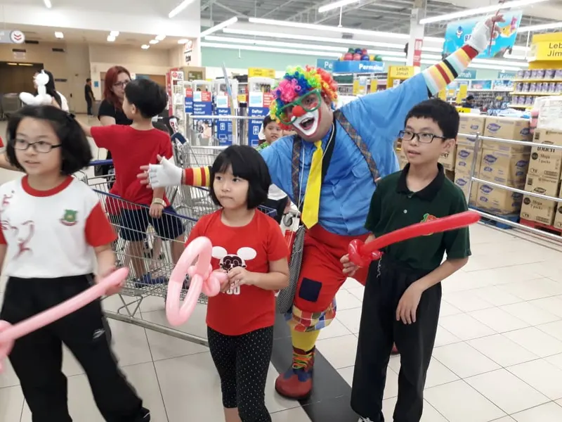 Kanak-kanak gembira dengan belon bersama Badut Jim