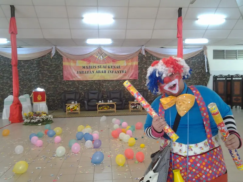 Badut Jim di majlis korporat dengan belon dan confetti