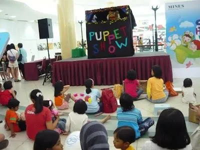 Kanak-kanak menonton puppet show