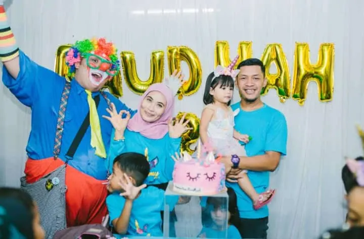 Badut Jim bersama keluarga di birthday party